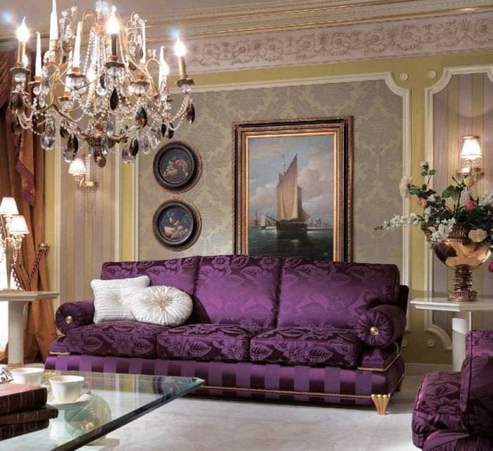 фиолетовым диваном