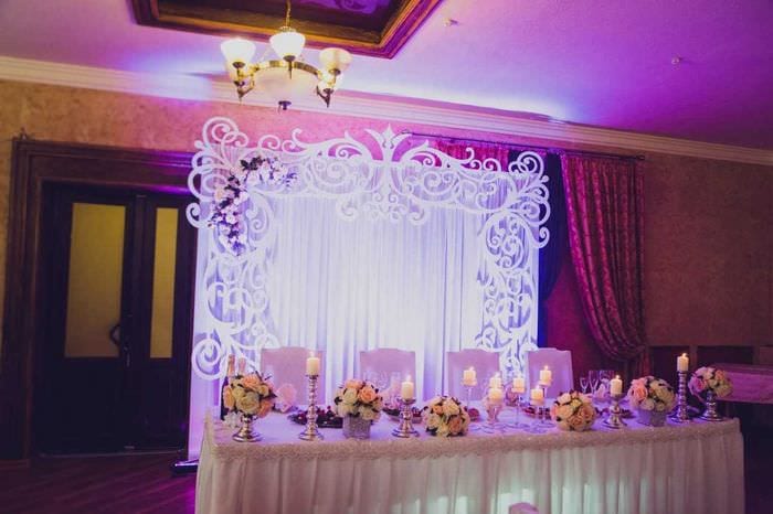 прекрасное украшение свадебного зала цветами