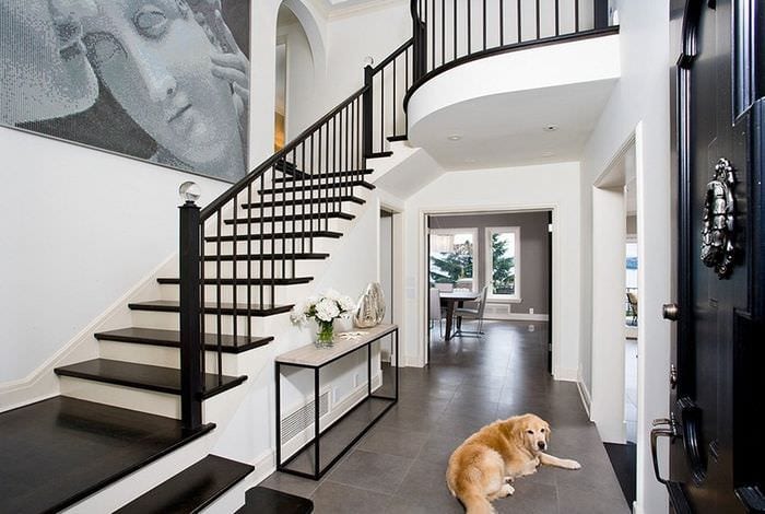 Dizajn hodnika sa stubištem u privatnoj kući - izbor završnih materijala i način dizajniranja prostora